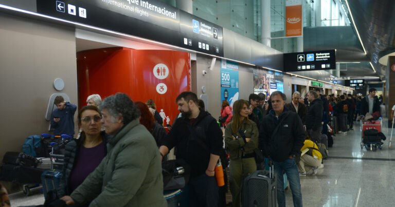 Las vacaciones de invierno profundizarán la salida de dólares y 2025 alcanzaría un récord histórico
