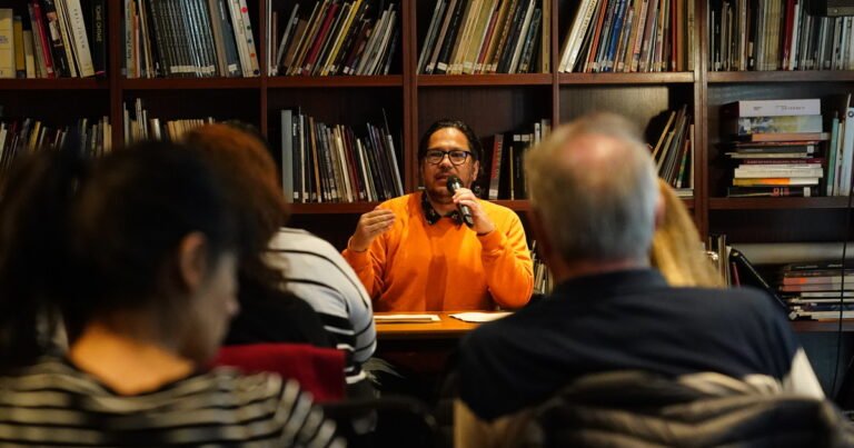 ‘La carpintería de un poema’, crónica de un taller de escritura con Luis Chaves