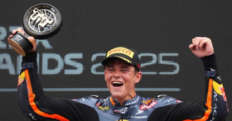El argentino Perrone, primer podio en Moto3 a sus 17 años: rompió en llanto por su mejor actuación en la catedral del motociclismo