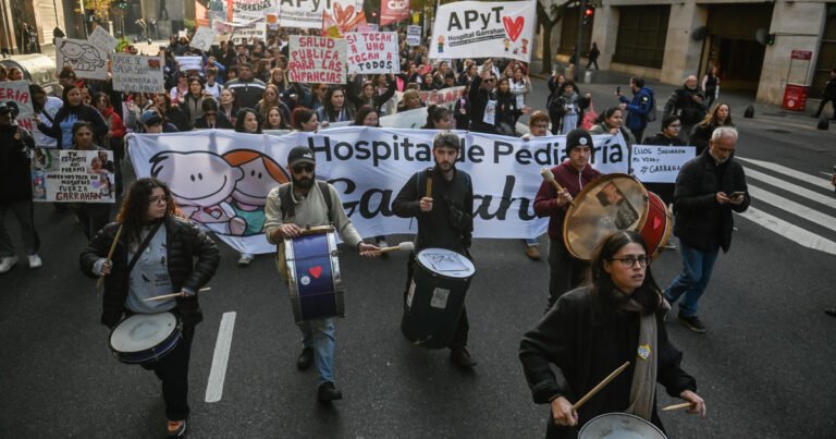 Protestas contra el Gobierno: hay paro y "ñoquiada" en el Hospital Garrahan, marchan los transportistas y los jubilados llevan otra vez sus reclamos al Congreso