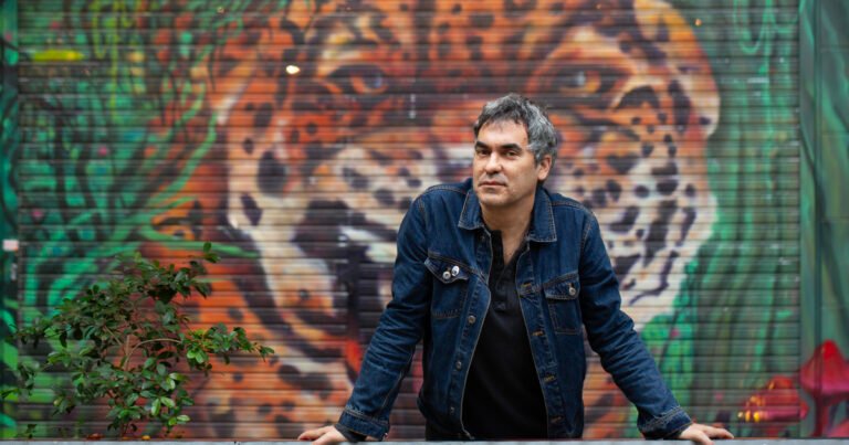El líder de Attaque 77 disfruta su noviazgo con Valeria Lynch y habla de una posible reunión del grupo