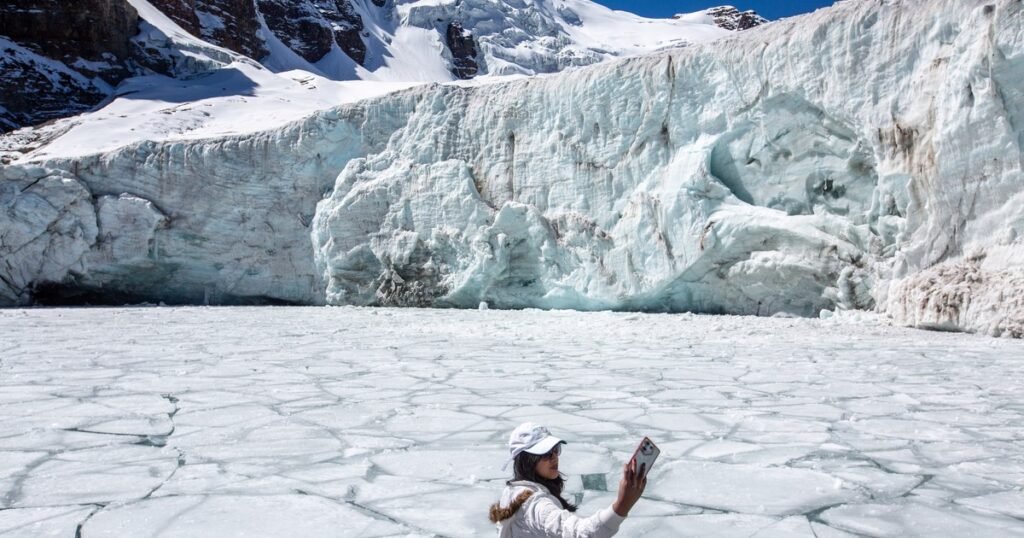 La increíble laguna glacial en el corazón de los Andes bolivianos