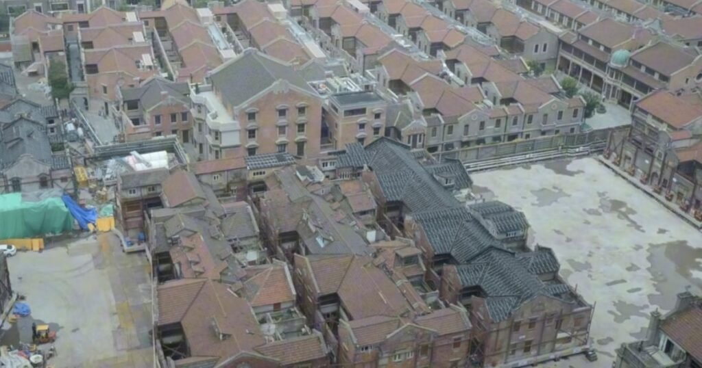 Están trasladando todas las casas de un barrio: las mueven 10 centímetros por día