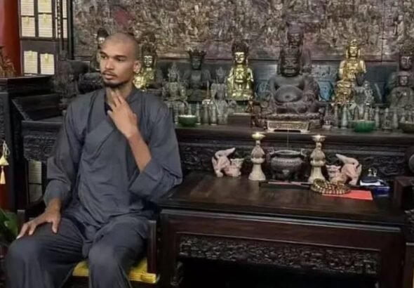 Victor Wembanyama fue a un templo Shaolin en China: se rapó, se calzó la túnica y pasó diez días meditando con los monjes