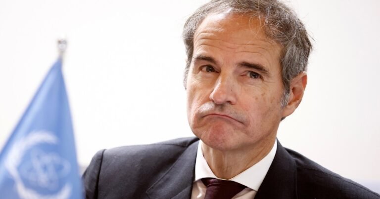 El jefe de la Agencia de Energía Atómica de la ONU, Rafael Grossi, dice que Irán debe mostrar sus instalaciones nucleares para evaluar el daño real
