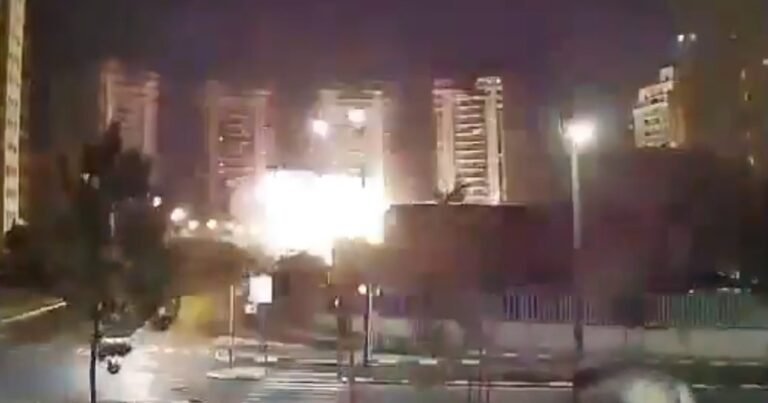 El momento en el que un misil de Irán impacta en un edificio residencial cerca de Tel Aviv: al menos cuatro muertos