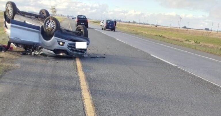 Tragedia en la ruta 2: una pareja murió tras volcar con su camioneta