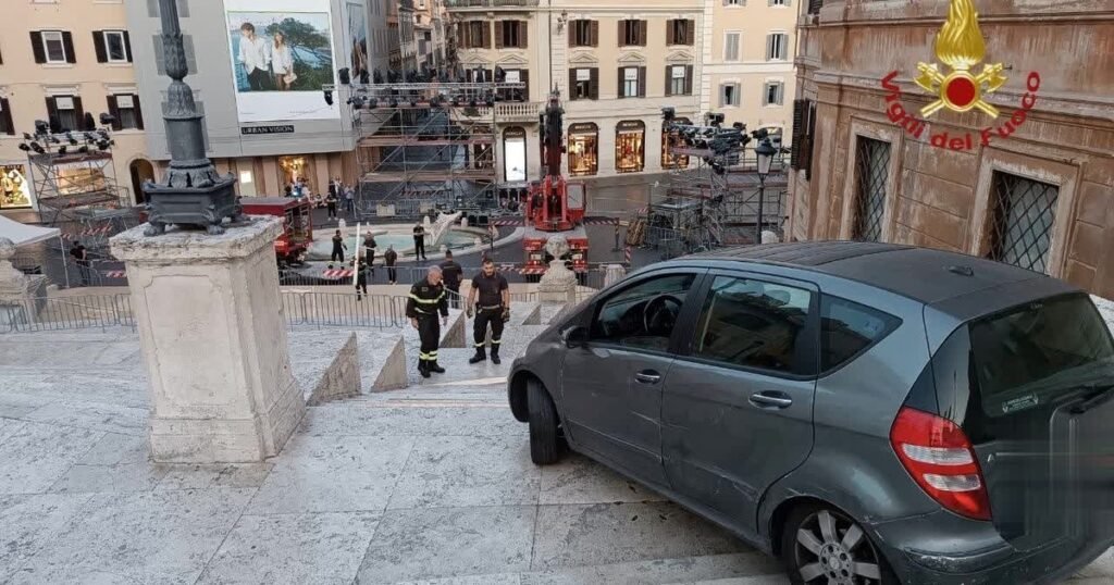 Un hombre de 81 años quiso bajar con su auto por la escalinata de Plaza de España