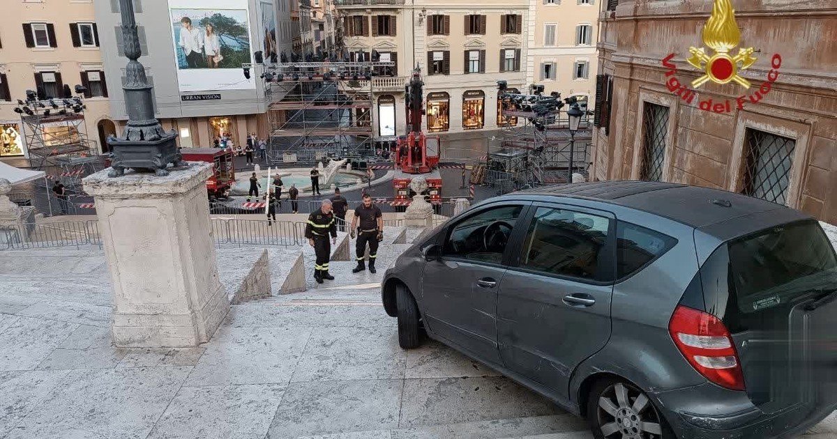Un hombre de 81 años quiso bajar con su auto por la escalinata de Plaza de España