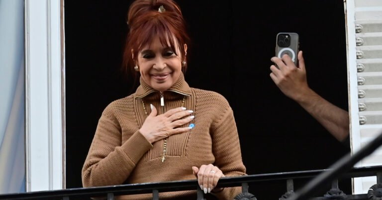 Cristina Kirchner presa, EN VIVO: mientras se define la polémica por el balcón de la expresidenta, los libertarios critican la marcha a Plaza de Mayo
