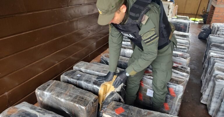 Atropellaron a dos gendarmes y huyeron en moto: a uno de los fugitivos lo encontraron en una casa con tres toneladas de marihuana