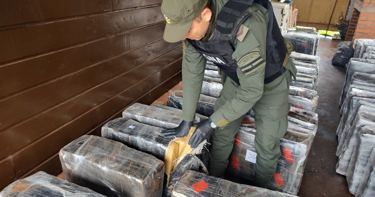 Atropellaron a dos gendarmes y huyeron en moto: a uno de los fugitivos lo encontraron en una casa con tres toneladas de marihuana