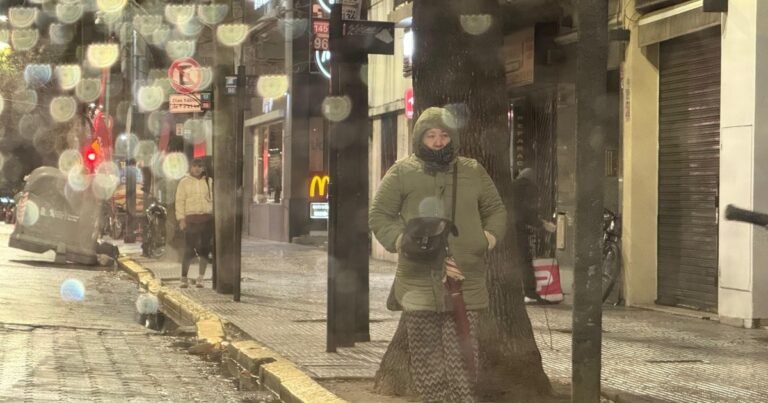 "En 58 años nunca había visto la nieve: esto me llenó el corazón", la emoción de los vecinos por la nevada en Buenos Aires