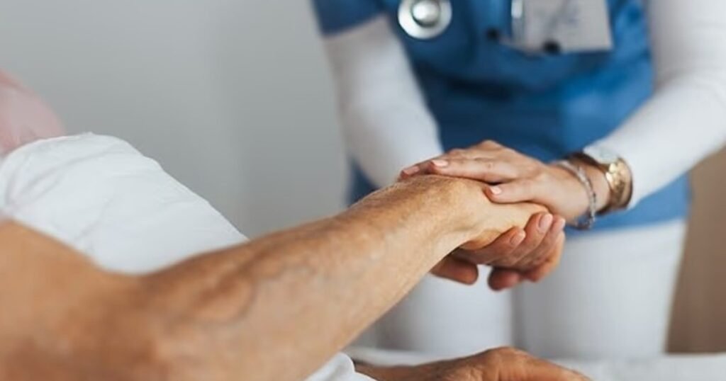 El sonido que emiten las personas horas antes de morir, según un médico experto