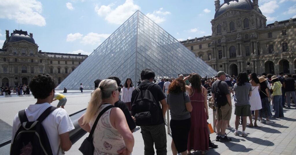 El Louvre cerró sus puertas: los trabajadores están el huelga para denunciar el sobreturismo