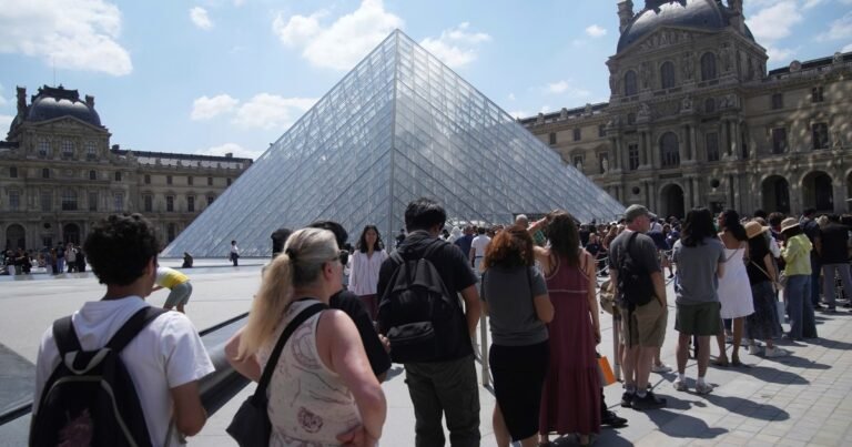 El Louvre cerró sus puertas: los trabajadores están el huelga para denunciar el sobreturismo