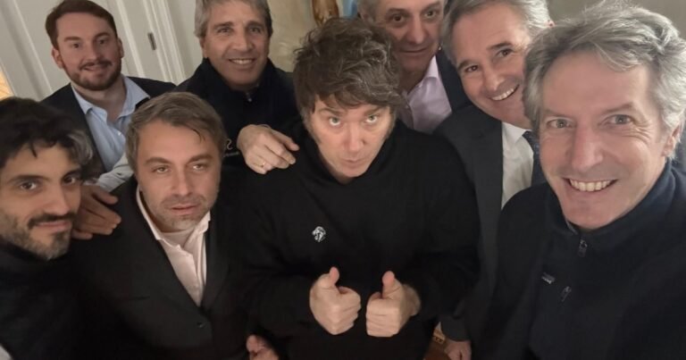 Javier Milei y sus medidas, EN VIVO: el Presidente habla por radio tras bajarse del acto por el Día de la Independencia en Tucumán