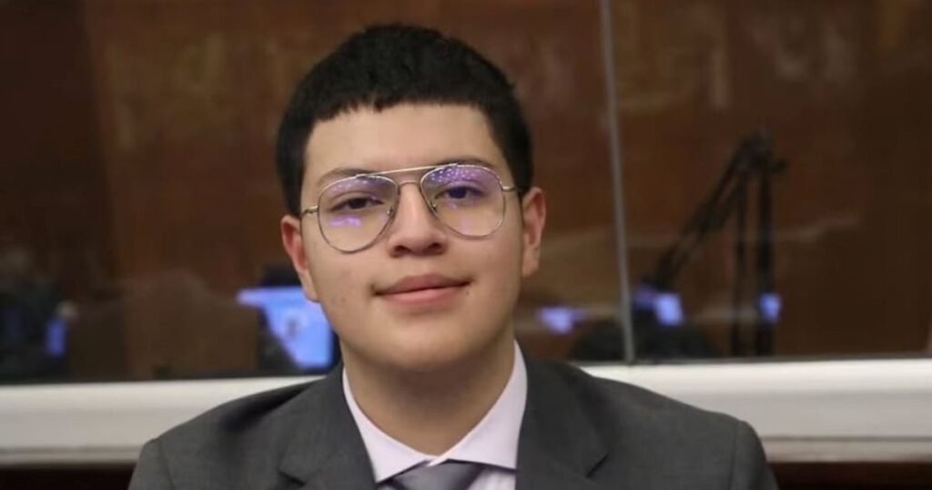 El legislador más joven de Ecuador fue visto dibujando en plena sesión y ahora su puesto corre peligro