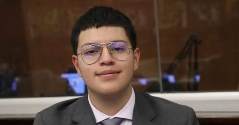 El legislador más joven de Ecuador fue visto dibujando en plena sesión y ahora su puesto corre peligro