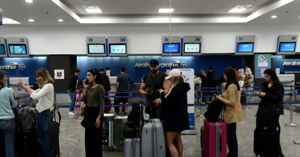 Las aerolíneas criticaron el paro de controladores aéreos para vacaciones de invierno y advirtieron que no podrán reubicar a todos los pasajeros