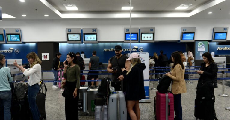 Las aerolíneas criticaron el paro de controladores aéreos para vacaciones de invierno y advirtieron que no podrán reubicar a todos los pasajeros