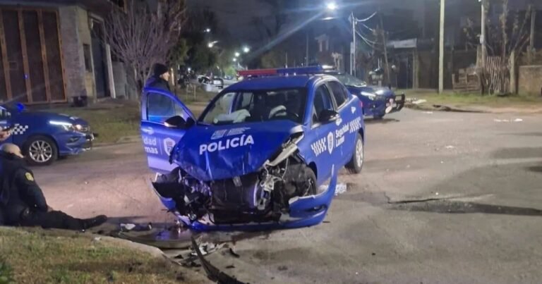 Tragedia en Lomas de Zamora: murió un policía y hay otros tres heridos por el brutal choque de dos patrulleros