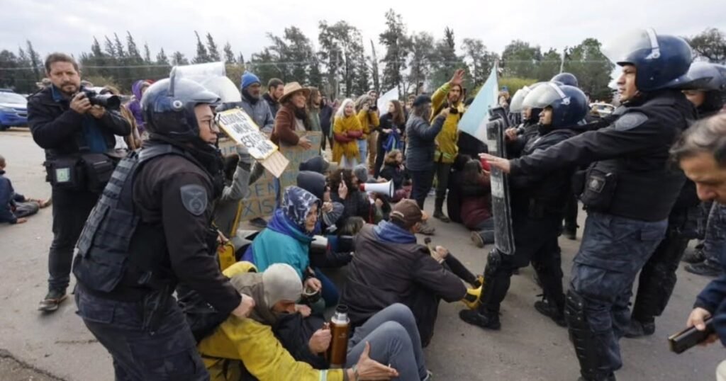 Incidentes con la policía y una grúa tucumana: sigue la pelea en Córdoba por un quebracho histórico