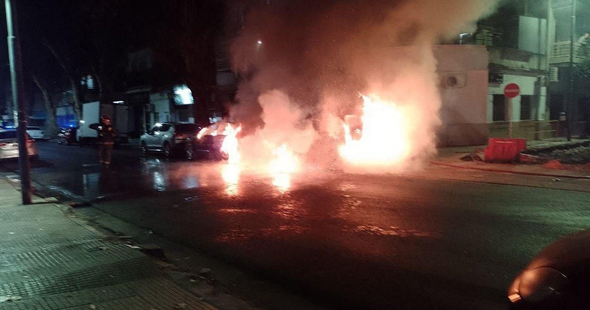 Ataque quemacoches en Villa del Parque: "Vino a contramano, bajó y prendió fuego todo"