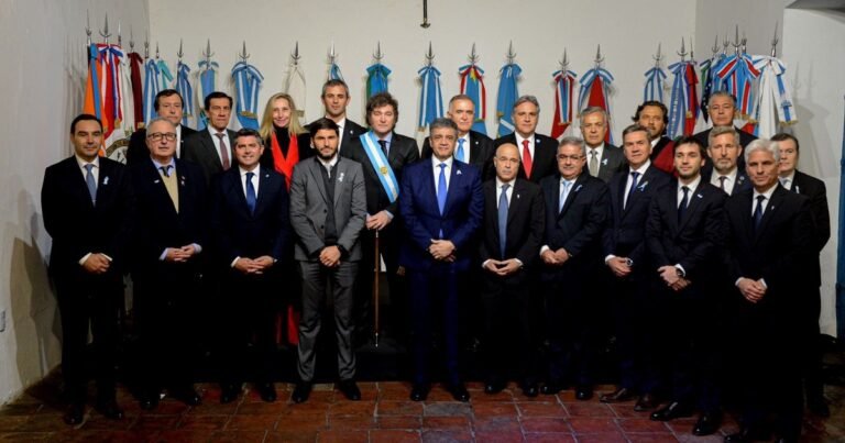 Milei tensa pero no rompe con los gobernadores: evita negociar pese al faltazo en Tucumán y la promesa de los dialoguistas