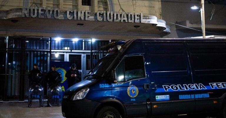 Allanaron un cine porno en Ciudadela: encontraron víctimas de explotación y detuvieron a los dueños