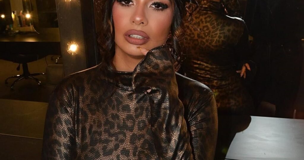 Daniela Celis reinventa el animal print con una prenda deslumbrante: cómo incorporar esta moda a tu placard de invierno