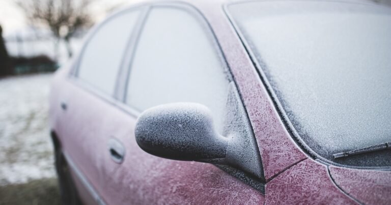 No rompas el parabrisas: esta es la mejor forma de sacarle el hielo al vidrio y evitar inconvenientes
