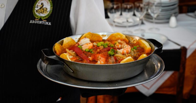 Como en España pero en Buenos Aires: el bodegón porteño que sirve paella, pulpo y cazuelas desde 1860
