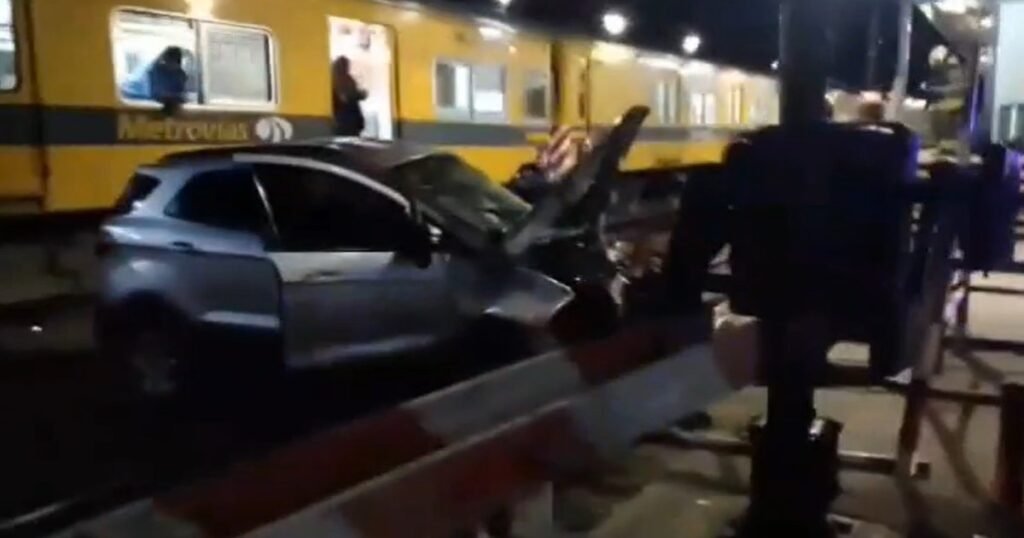 Tren Urquiza: un hombre murió al ser arrollado por una formación cuando cruzaba un paso a nivel con su camioneta