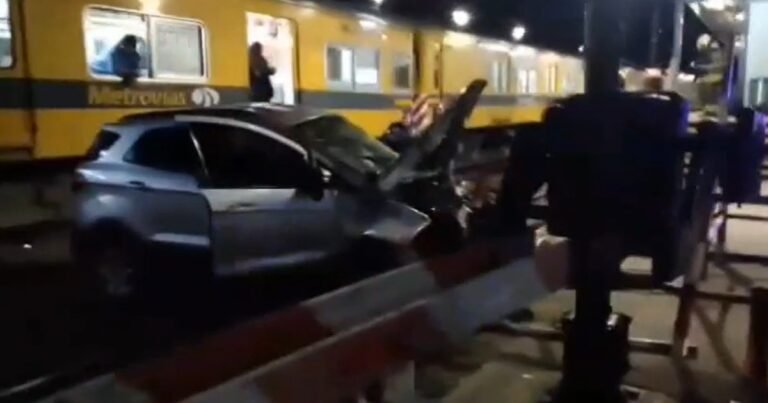 Tren Urquiza: un hombre murió al ser arrollado por una formación cuando cruzaba un paso a nivel con su camioneta