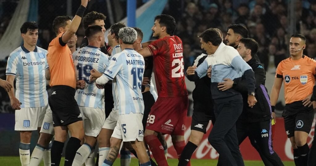 La jugada de la polémica en Racing vs Barracas Central: la explicación de Lamolina a Arias para justificar su decisión