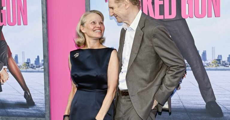 Dudas y certezas sobre el romance de Pamela Anderson y Liam Neeson: "Su vínculo es genuino"