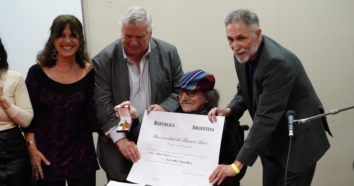 Charly García sorprendió en la UBA: asistió a la ceremonia donde le dieron el título de Doctor Honoris Causa