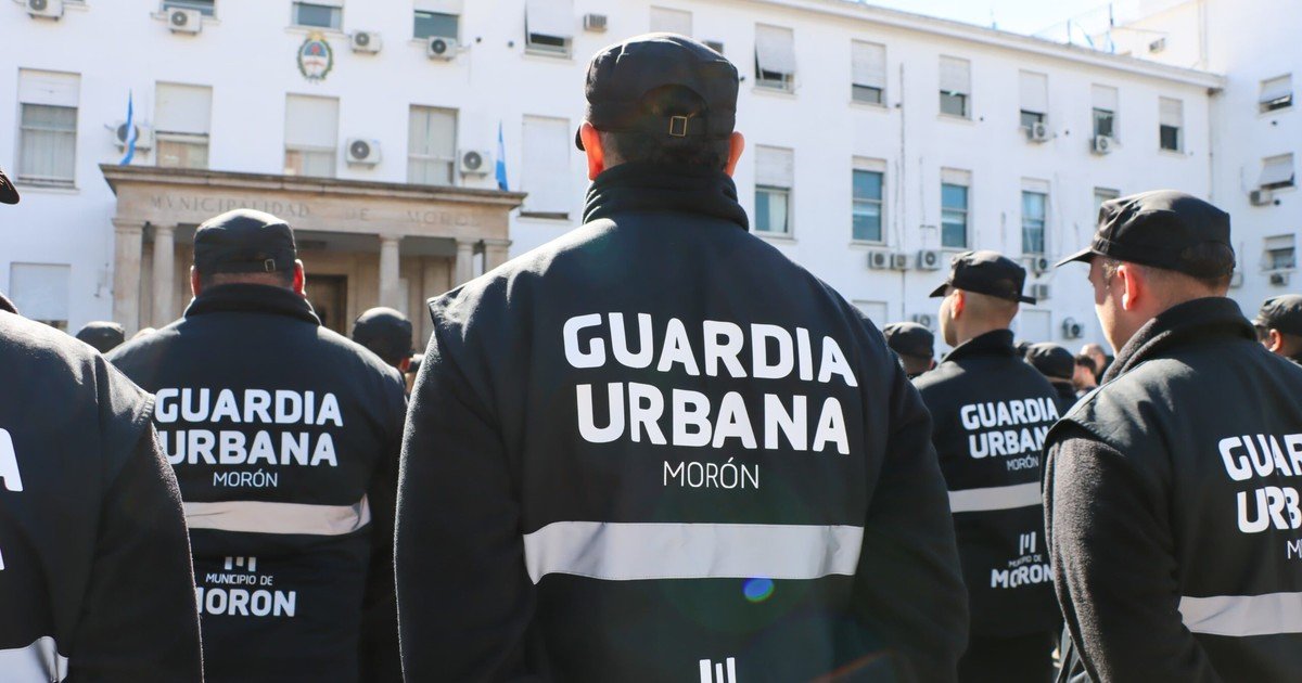 Con el foco en los corredores escolares y centro comerciales, ya patrulla en Morón la Guardia Urbana
