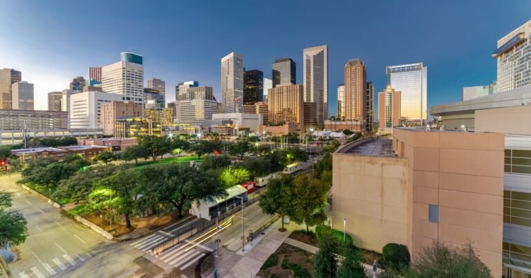 El tiempo hoy en Houston: en qué horario se espera una tormenta eléctrica y el estado del clima este martes 19 de agosto de 2025