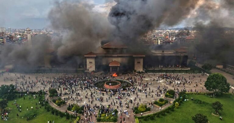 Crisis en Nepal: ya son 30 muertos tras un motín y se mantiene el toque de queda en medio de un clima violento