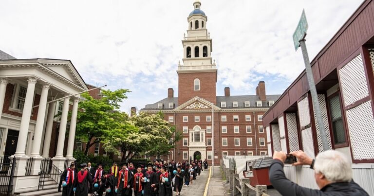 Miles de estudiantes extranjeros no han podido iniciar clases en la universidad por el veto migratorio de Trump