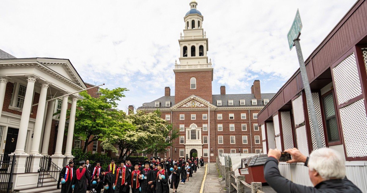 Miles de estudiantes extranjeros no han podido iniciar clases en la universidad por el veto migratorio de Trump