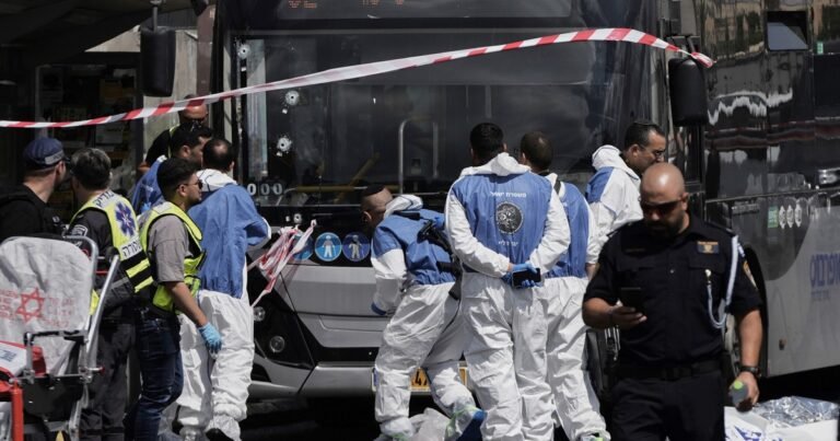 Ataque terrorista en Jerusalén: hay seis muertos por un tiroteo en una parada de micros