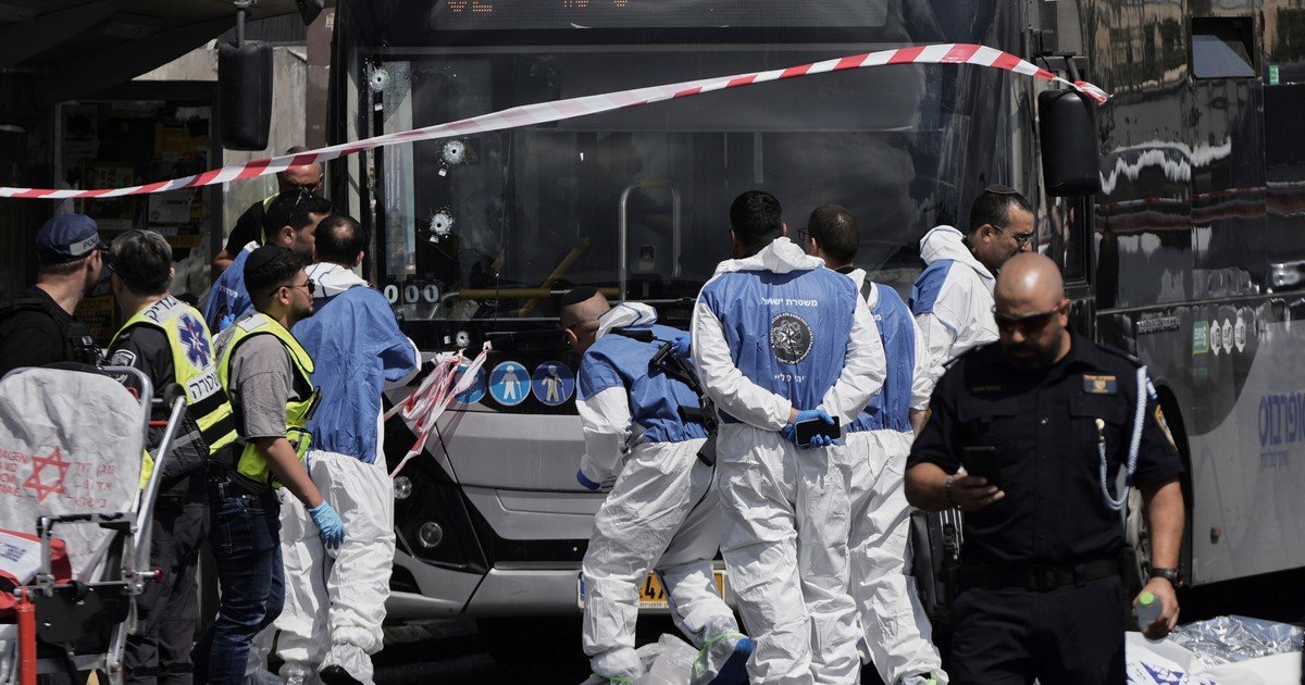 Ataque terrorista en Jerusalén: hay seis muertos por un tiroteo en una parada de micros