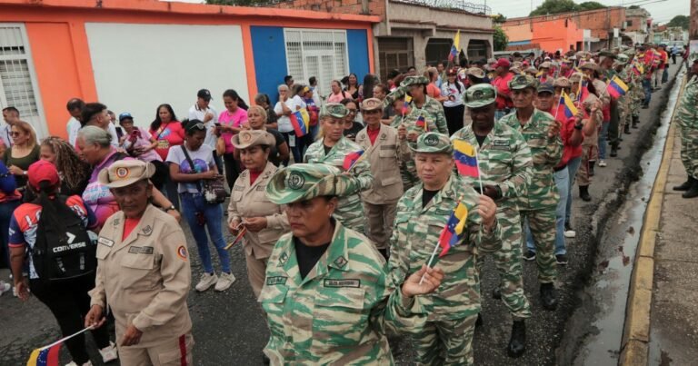 Buques en alerta, milicianos en las calles y fronteras reforzadas: así responde Venezuela a la "amenaza" de Estados Unidos