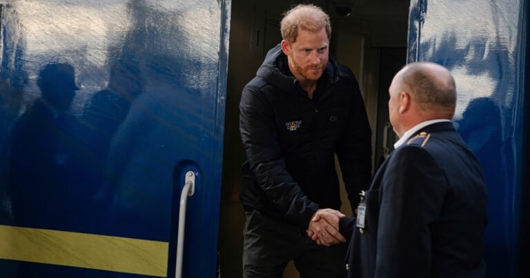 Tras visitar a su padre, el rey Carlos, Harry toma de sorpresa el tren nocturno a Kiev