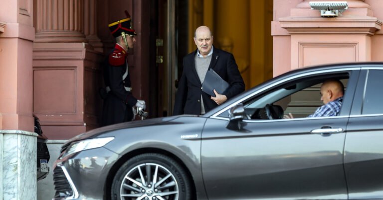 Sturzenegger presiona para que no rechacen los decretos delegados: "No le haga el juego al kirchnerismo y a sus cajas"