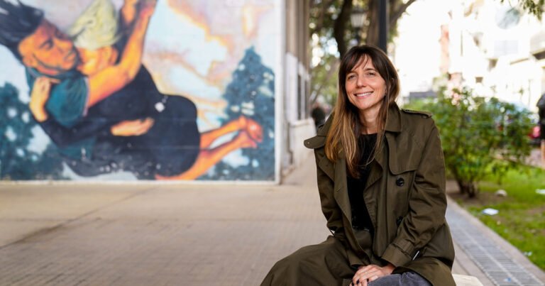 Laura Ferrero: “‘Los astronautas’ es una novela sobre lo que callamos y lo que necesitamos saber”