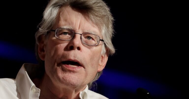 Stephen King pidió disculpas por un tuit sobre Charlie Kirk, pero la polémica escaló y una librería dejará de vender sus libros
